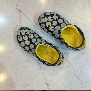 Crocs Navy/White Daisy design-yellow lining